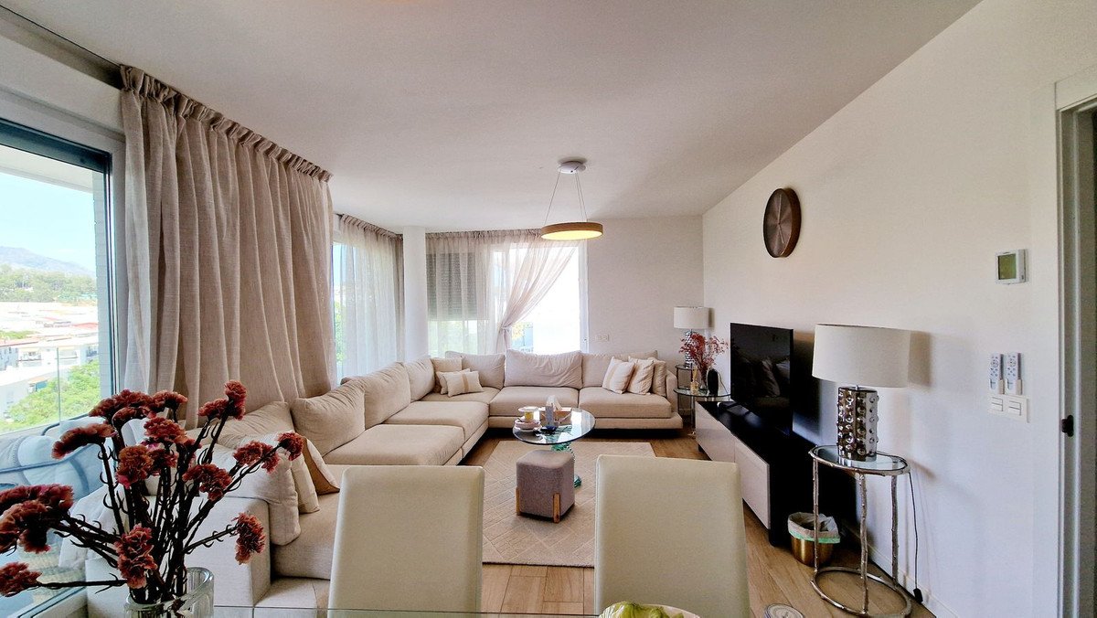 3 Bed Middle Floor Apartment in Nueva Andalucía
