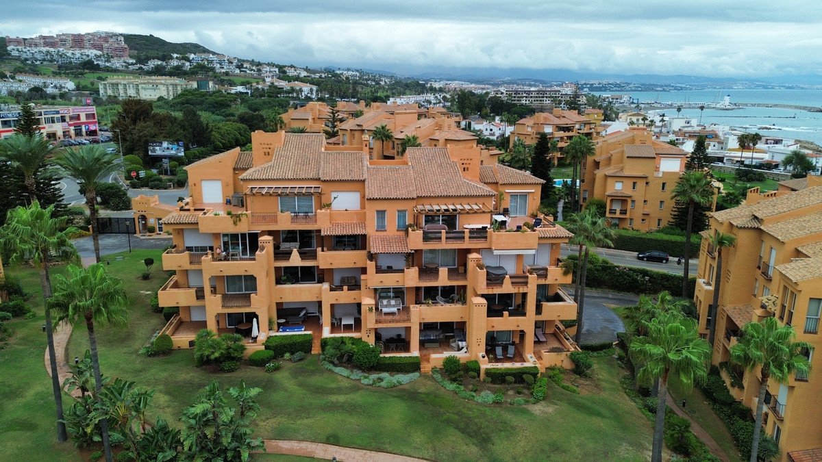 2 Bed Ground Floor Apartment in La Duquesa