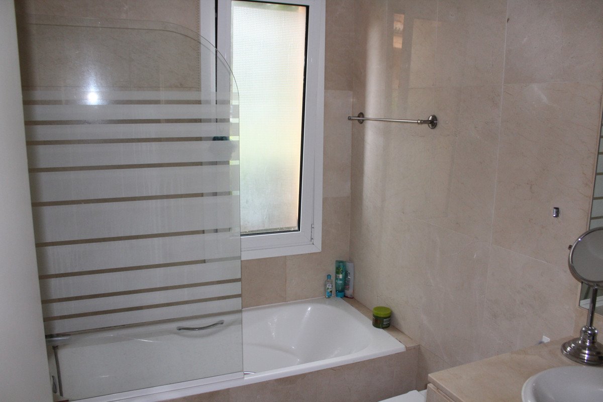 2 Bed Ground Floor Apartment in La Duquesa