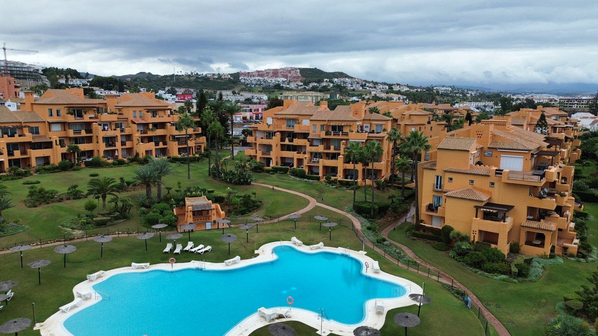 2 Bed Ground Floor Apartment in La Duquesa