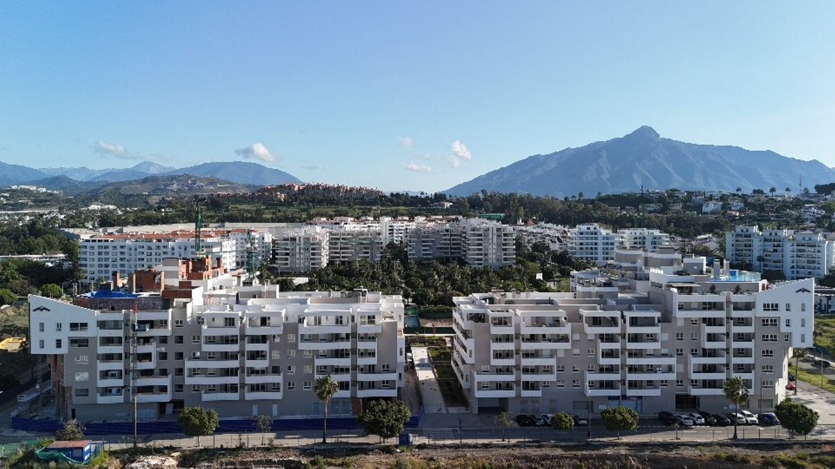 3 Bed Middle Floor Apartment in Nueva Andalucía