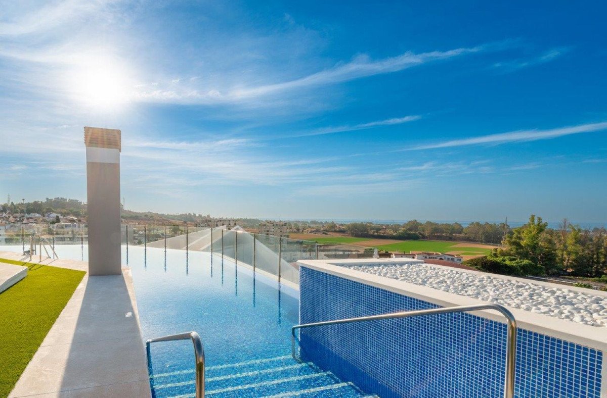 3 Bed Middle Floor Apartment in Nueva Andalucía