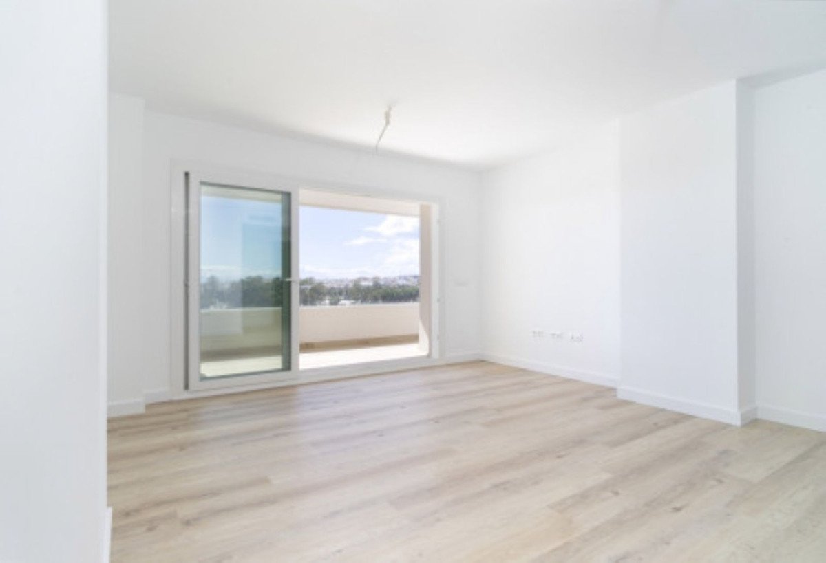 3 Bed Middle Floor Apartment in Nueva Andalucía