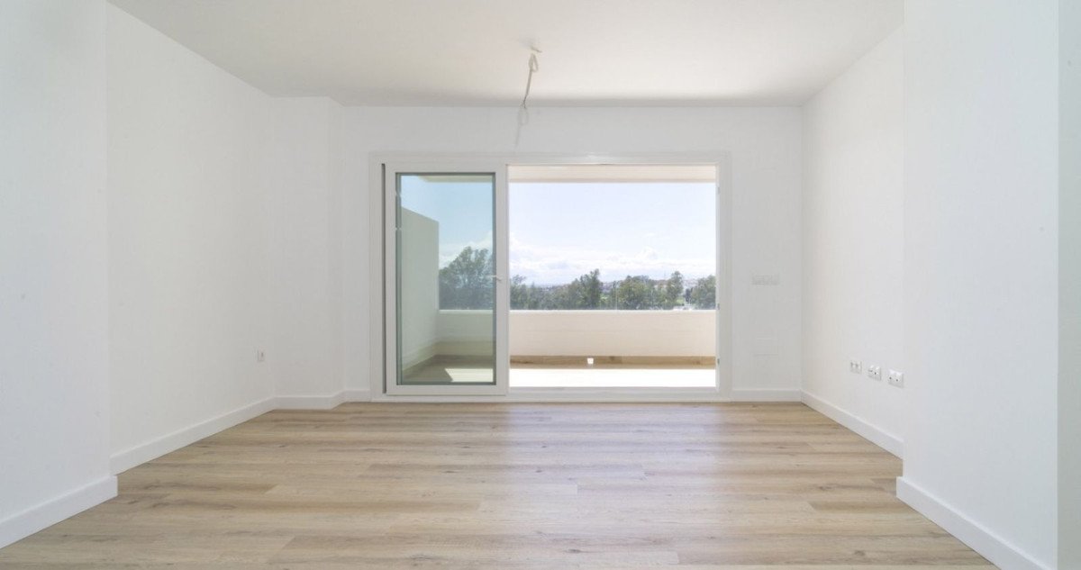 3 Bed Middle Floor Apartment in Nueva Andalucía