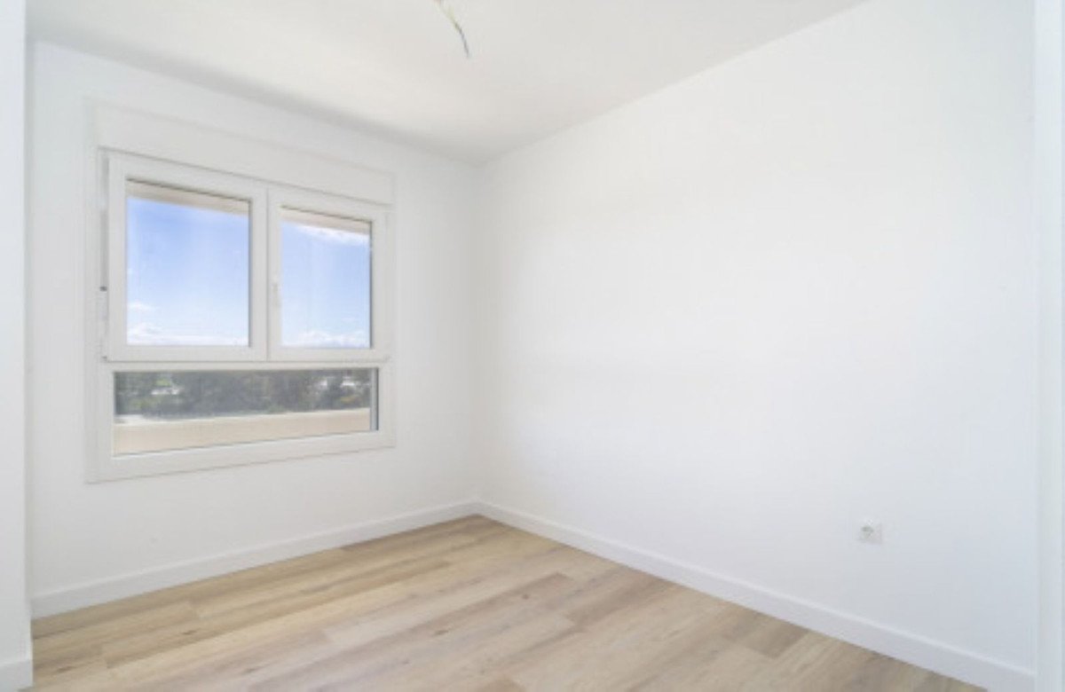 3 Bed Middle Floor Apartment in Nueva Andalucía
