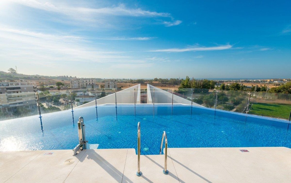 3 Bed Middle Floor Apartment in Nueva Andalucía