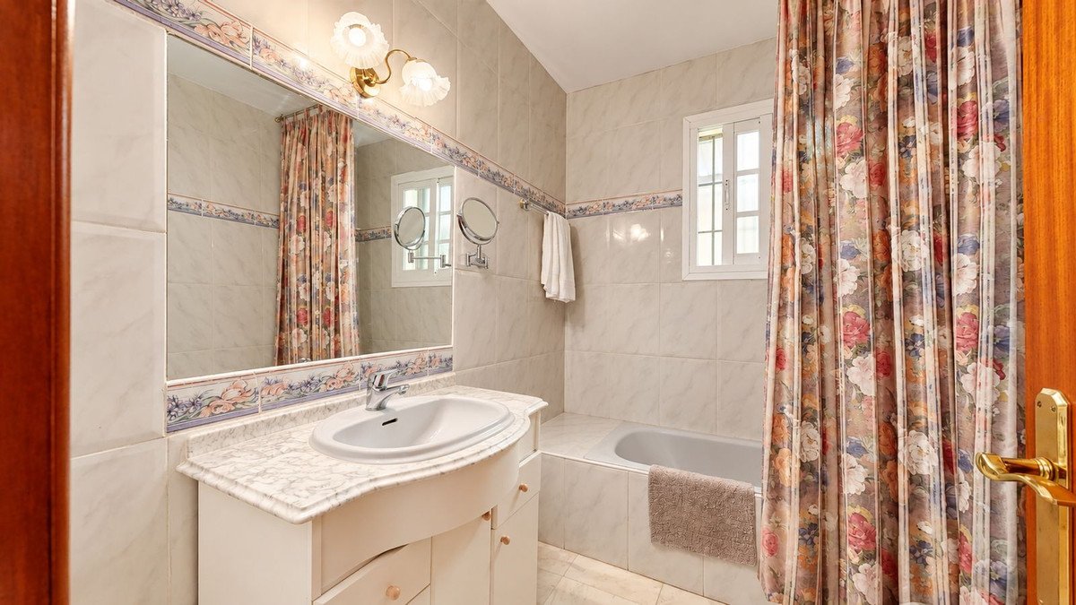 7 Bed Detached Villa in Arroyo de la Miel