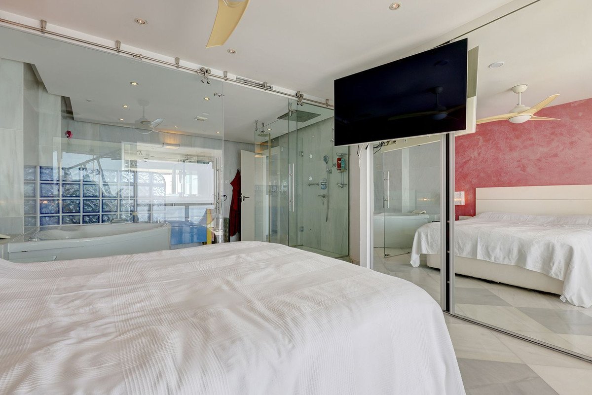 2 Bed Middle Floor Apartment in Benalmadena Costa