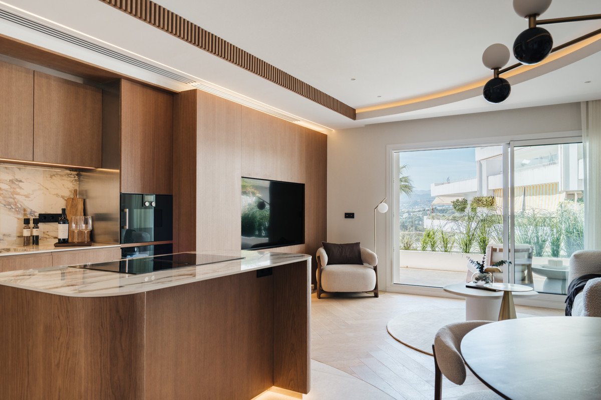 2 Bed Middle Floor Apartment in The Golden Mile