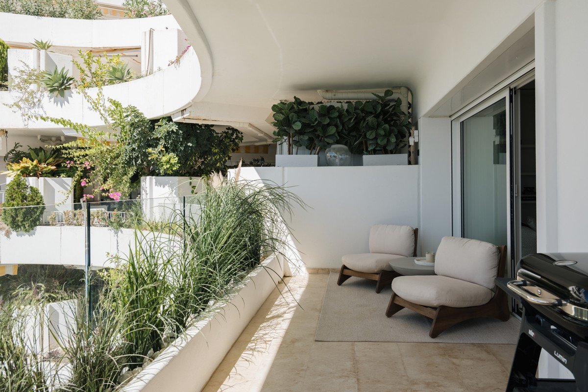 2 Bed Middle Floor Apartment in The Golden Mile
