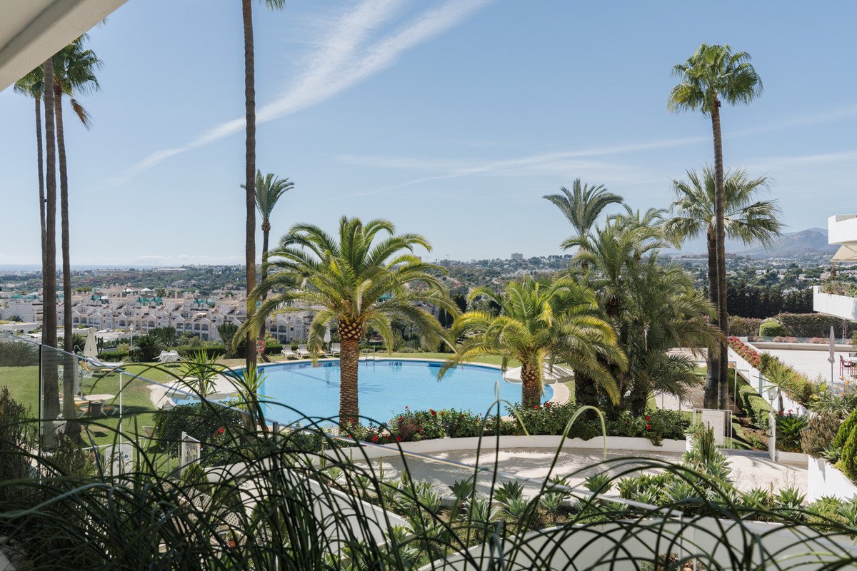 2 Bed Middle Floor Apartment in The Golden Mile