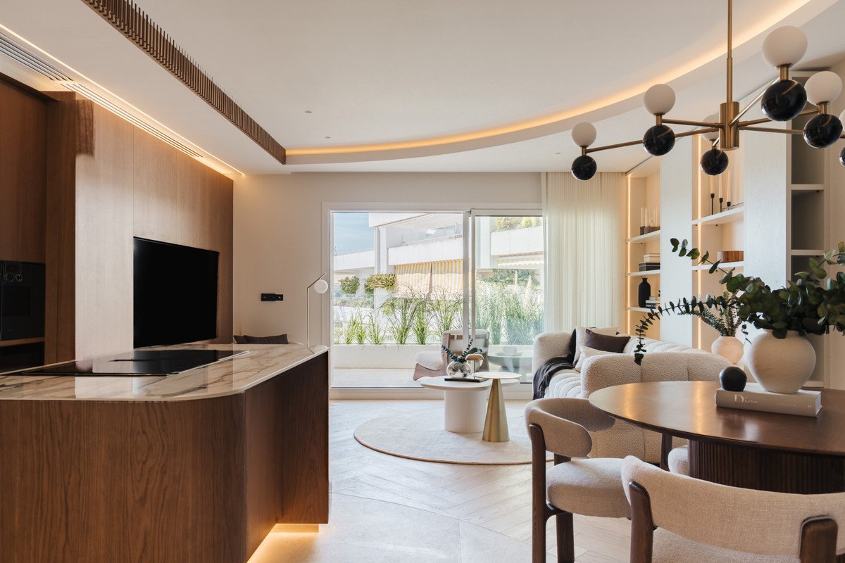 2 Bed Middle Floor Apartment in The Golden Mile