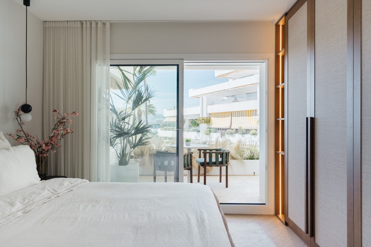 2 Bed Middle Floor Apartment in The Golden Mile