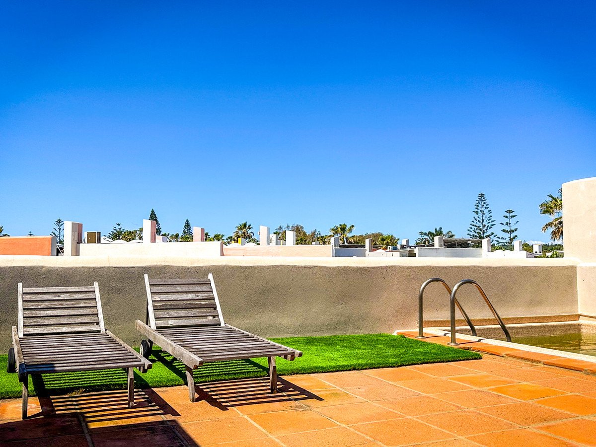 4 Bed Semi-Detached House in Sotogrande Costa