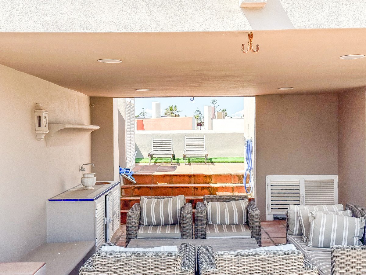4 Bed Semi-Detached House in Sotogrande Costa