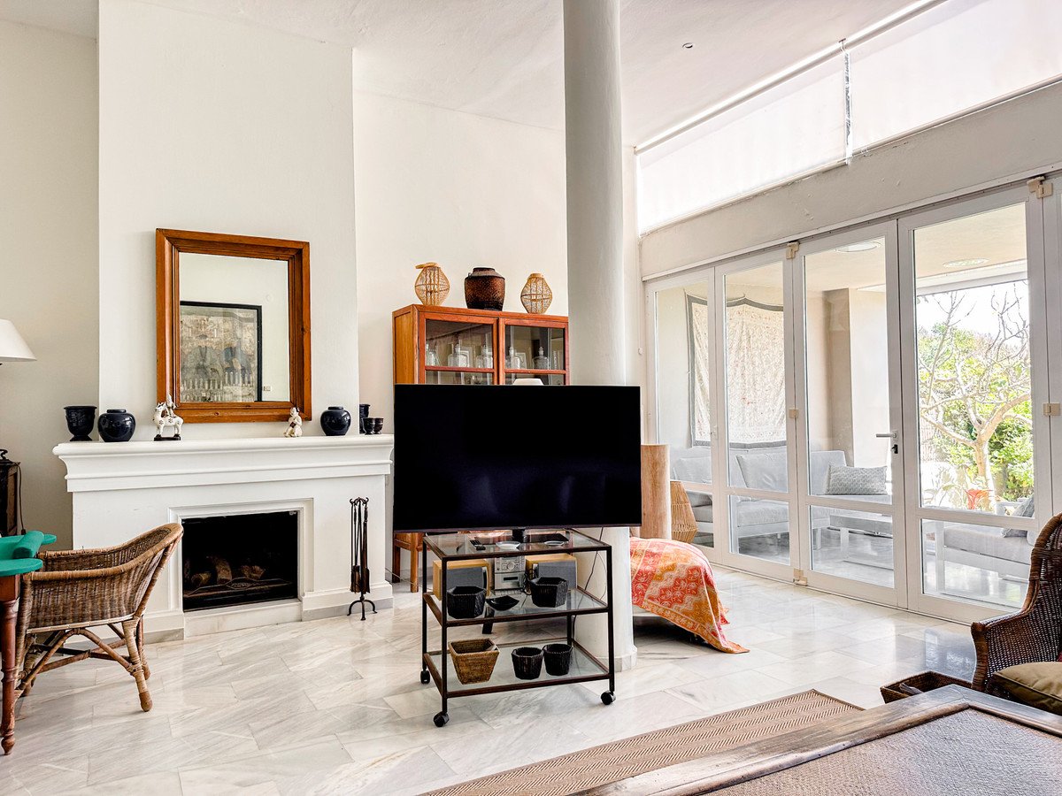 4 Bed Semi-Detached House in Sotogrande Costa