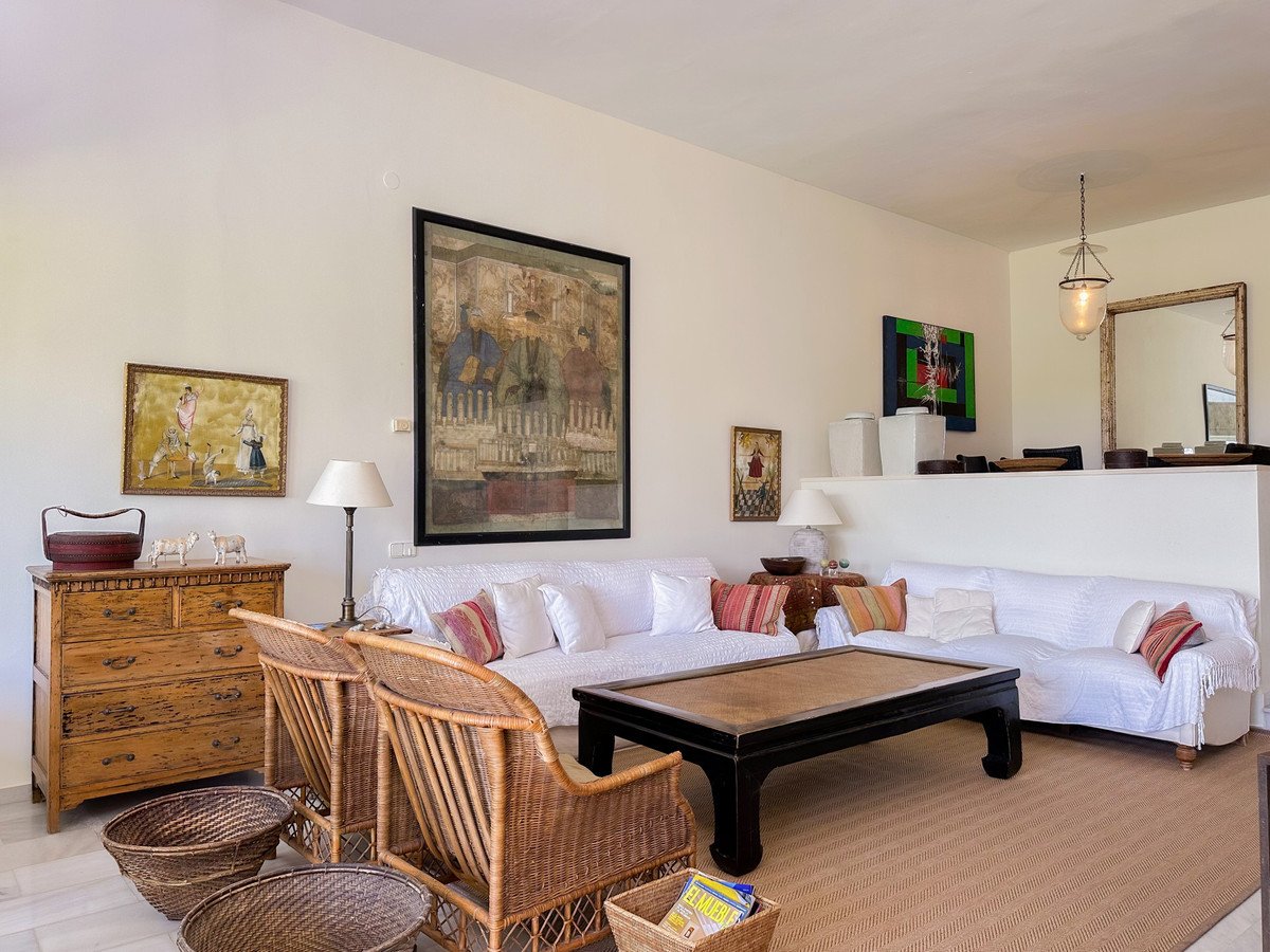 4 Bed Semi-Detached House in Sotogrande Costa