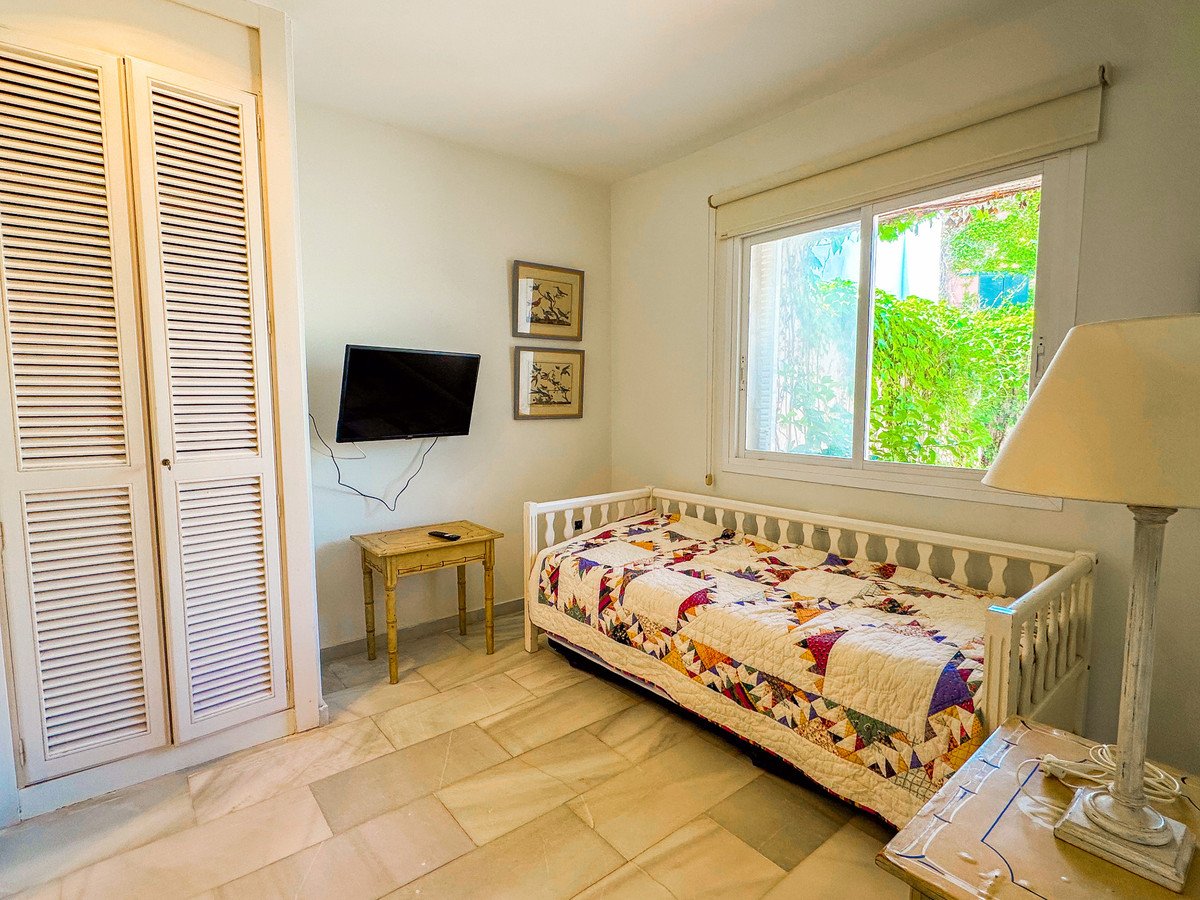 4 Bed Semi-Detached House in Sotogrande Costa