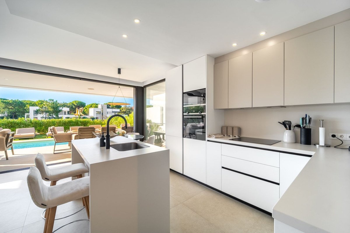 5 Bed Detached Villa in Elviria