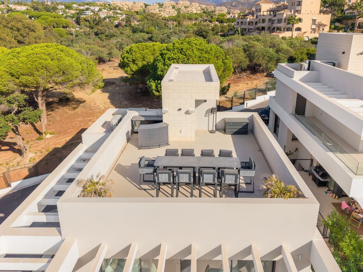 5 Bed Detached Villa in Elviria