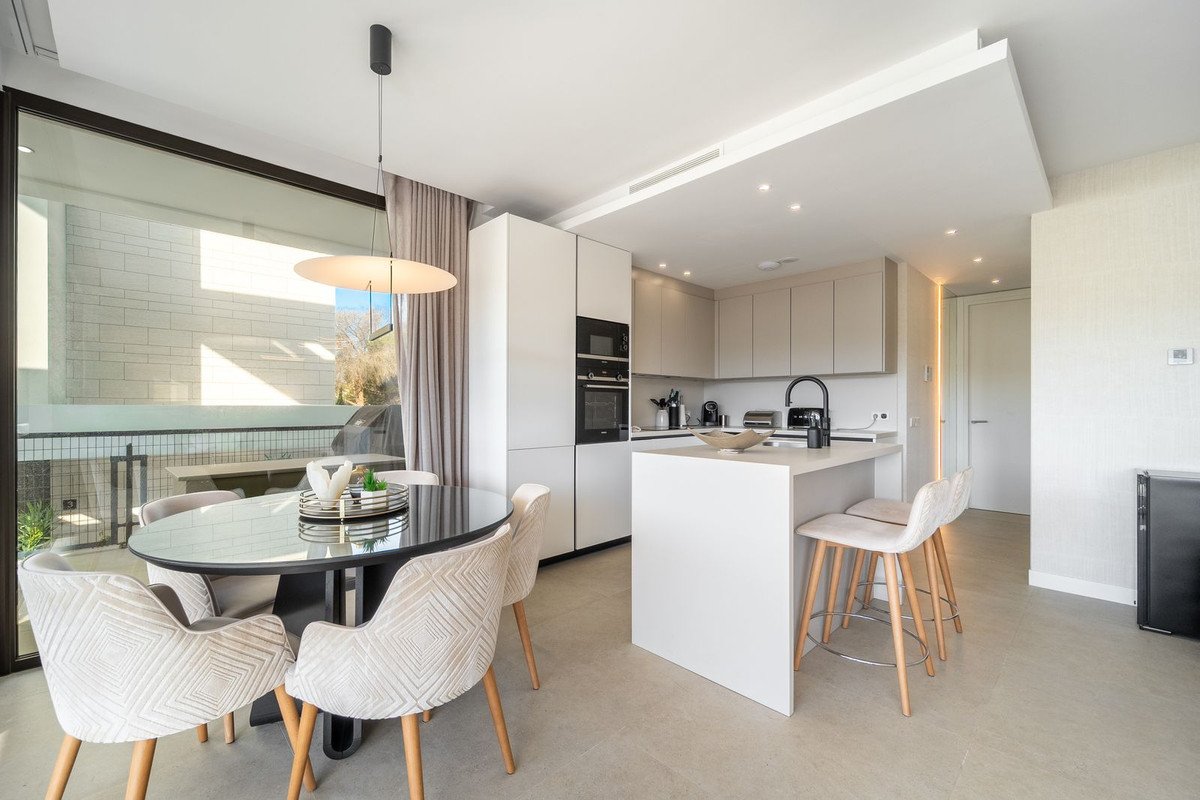 5 Bed Detached Villa in Elviria