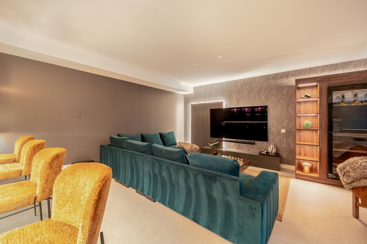 5 Bed Detached Villa in Elviria