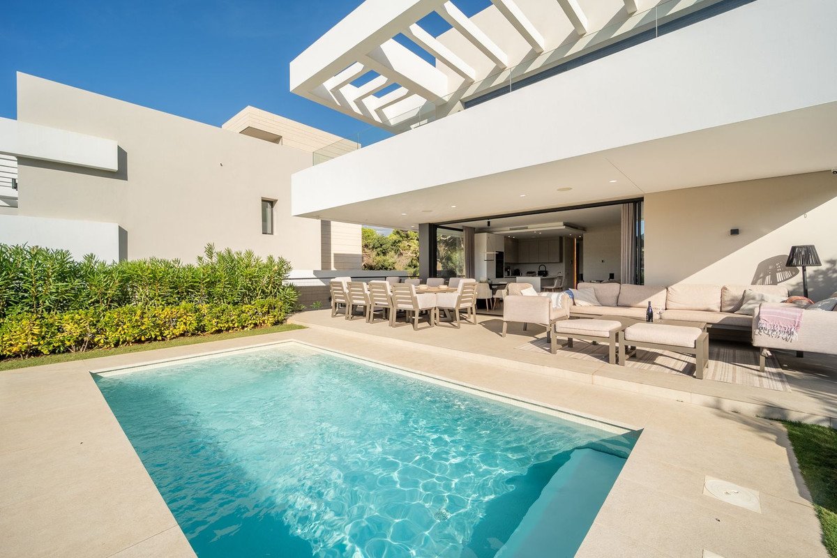5 Bed Detached Villa in Elviria