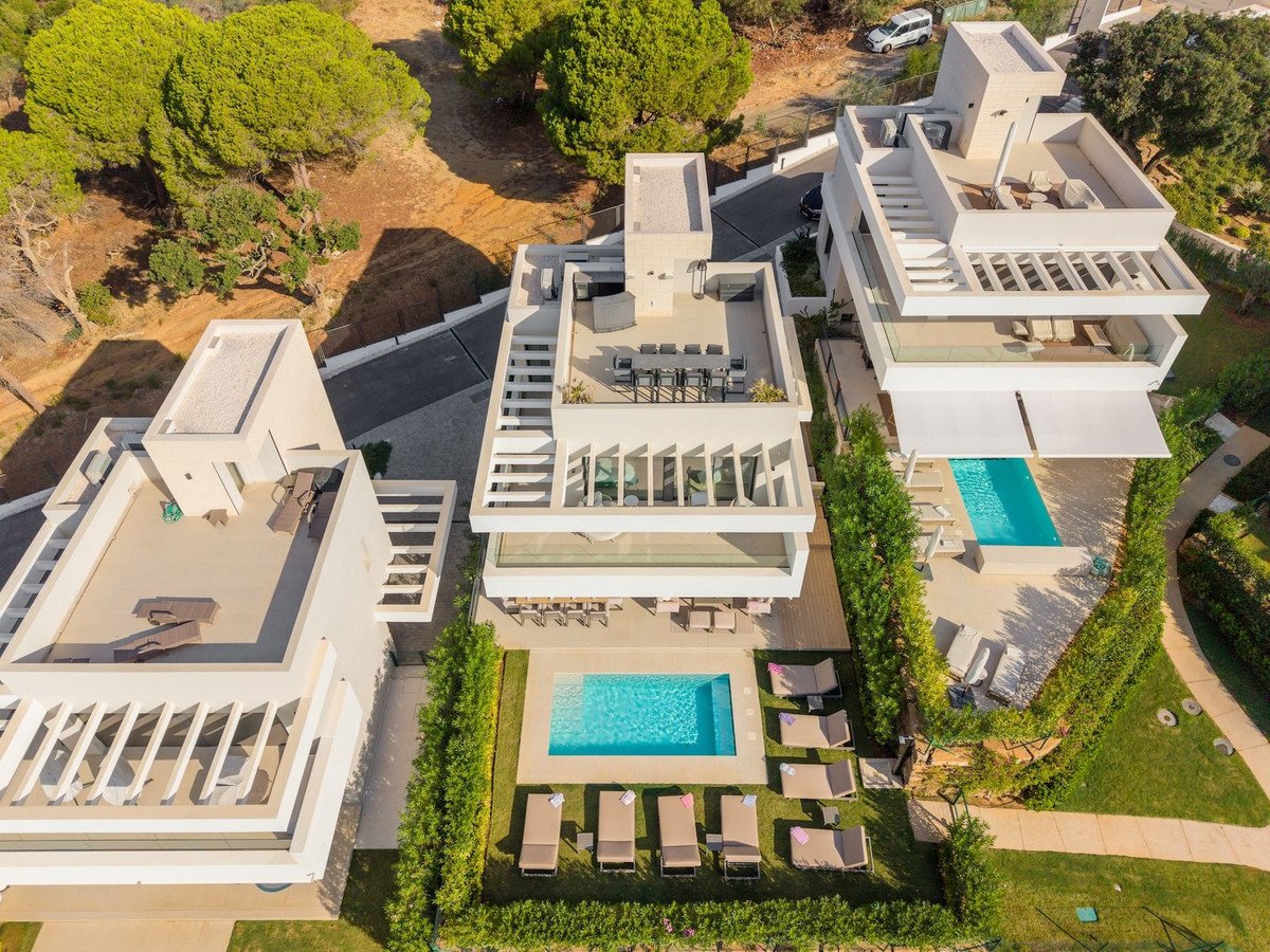 5 Bed Detached Villa in Elviria