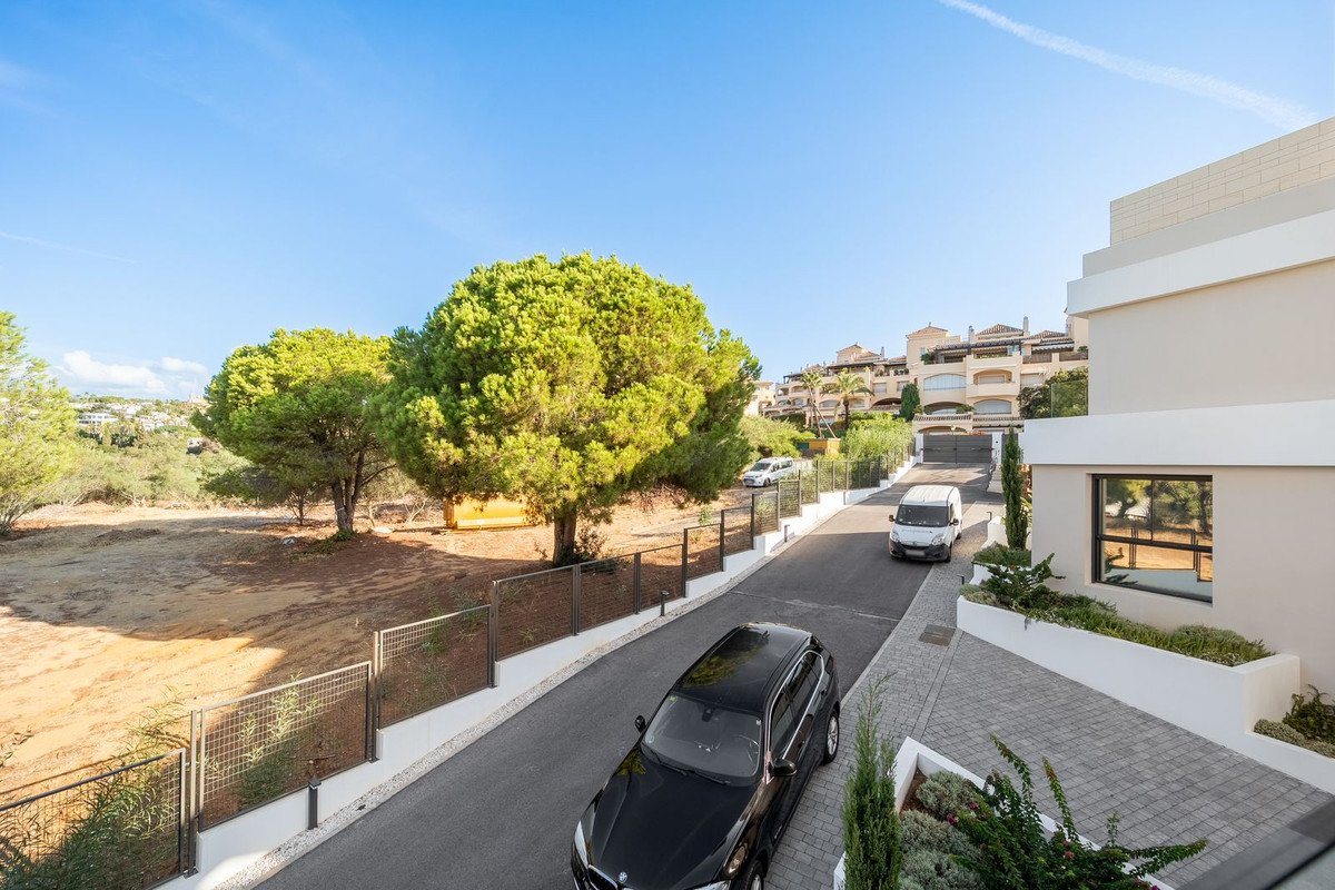 5 Bed Detached Villa in Elviria