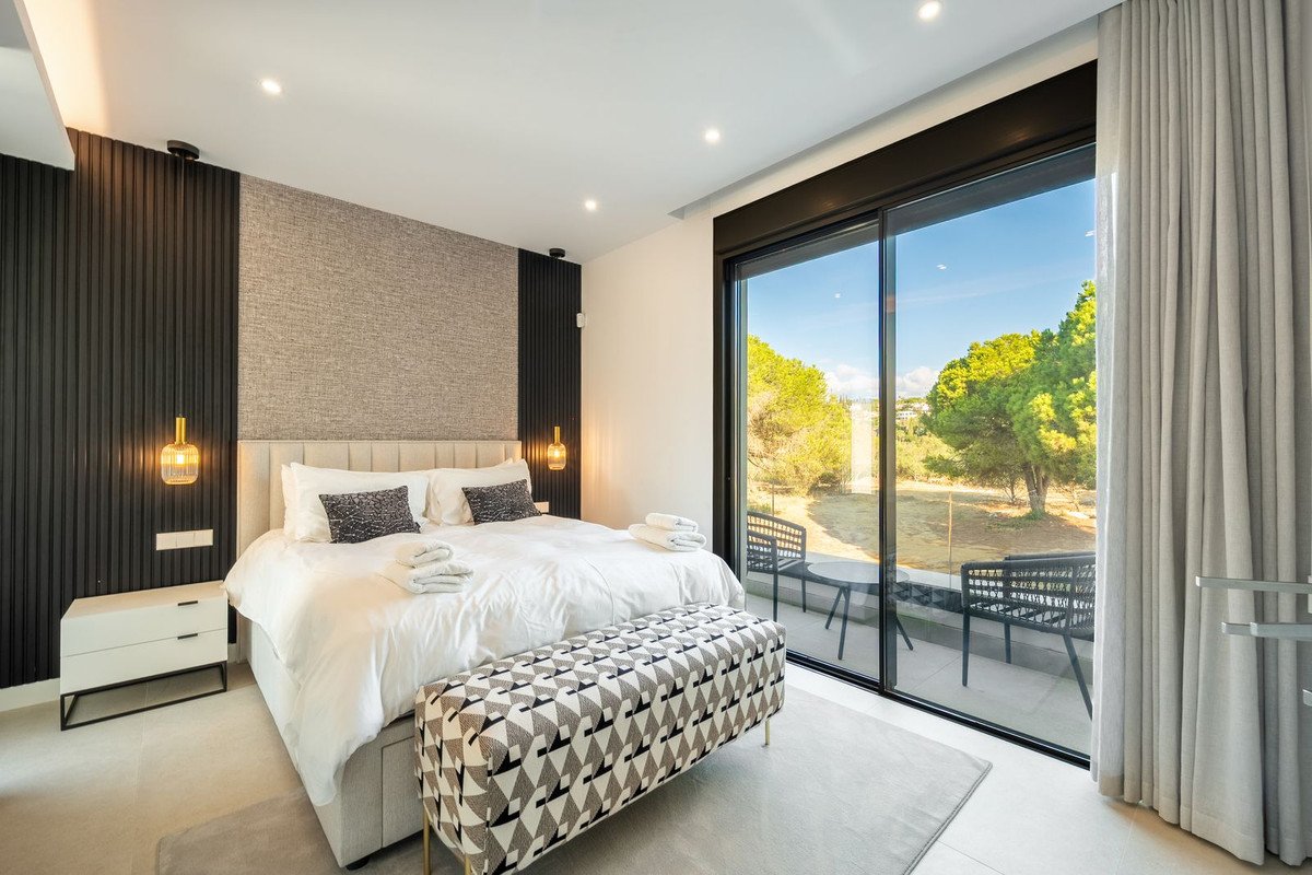 5 Bed Detached Villa in Elviria