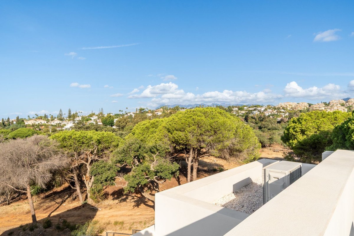 5 Bed Detached Villa in Elviria