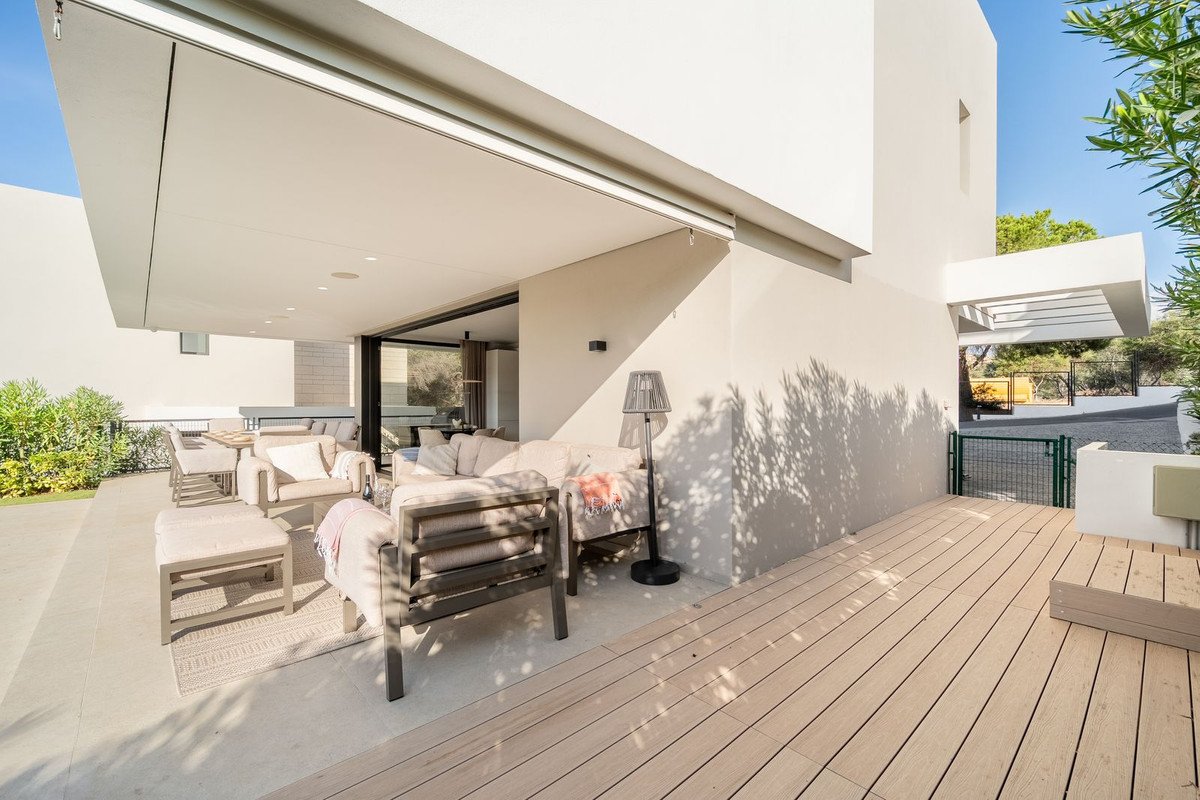 5 Bed Detached Villa in Elviria