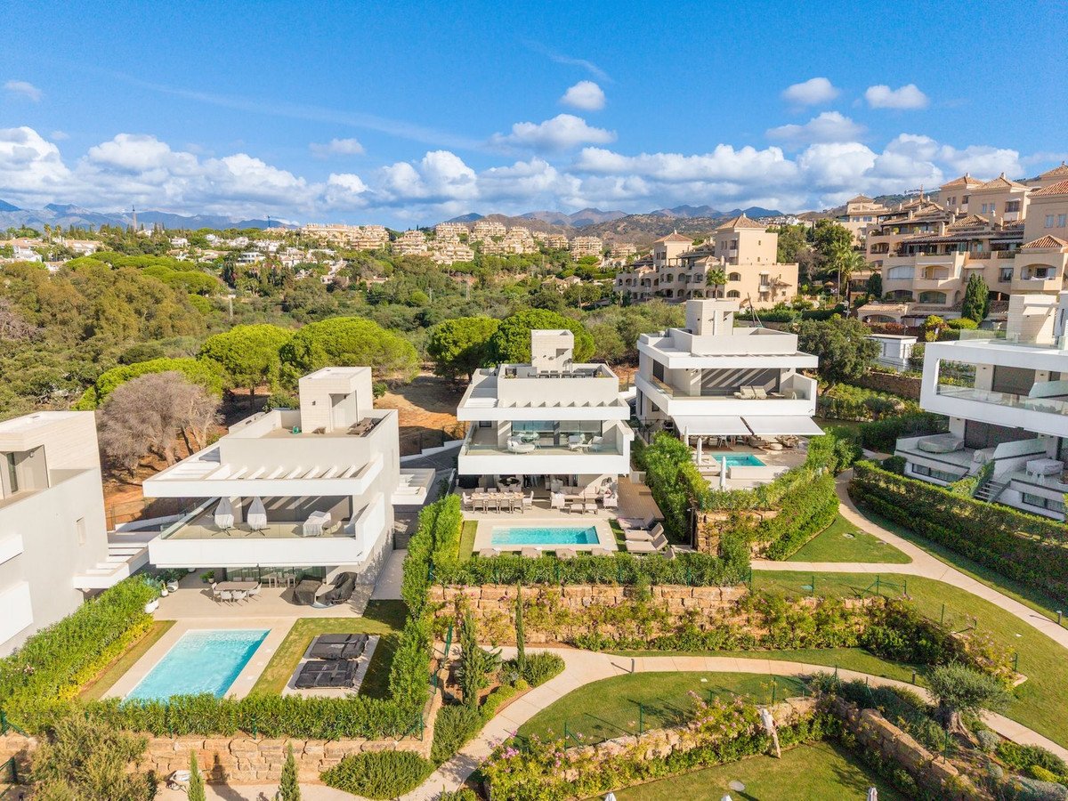 5 Bed Detached Villa in Elviria