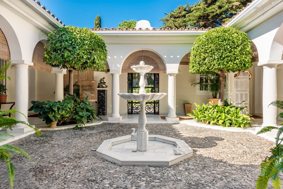 5 Bed Detached Villa in Sotogrande Alto