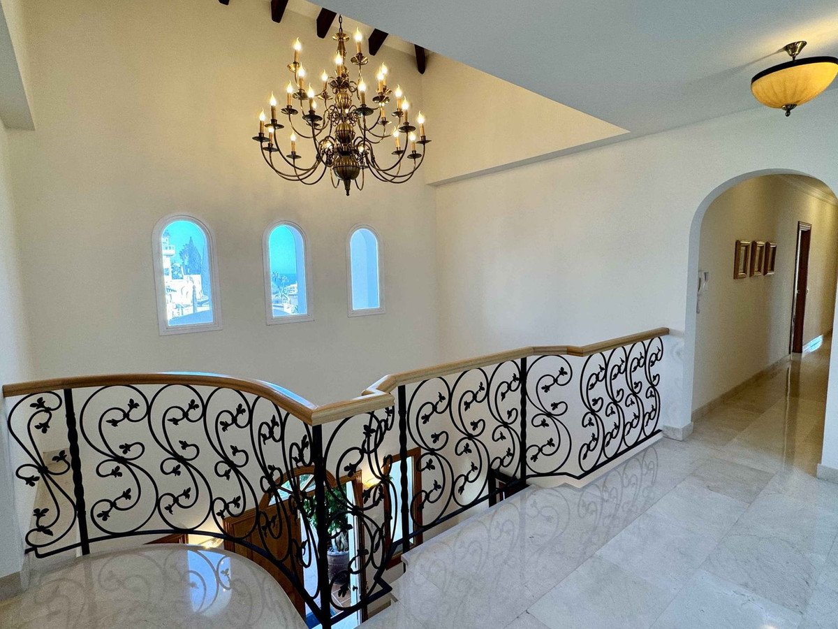 6 Bed Detached Villa in Riviera del Sol
