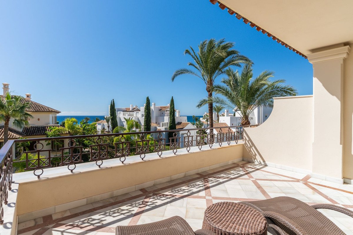 3 Bed Middle Floor Apartment in Los Monteros