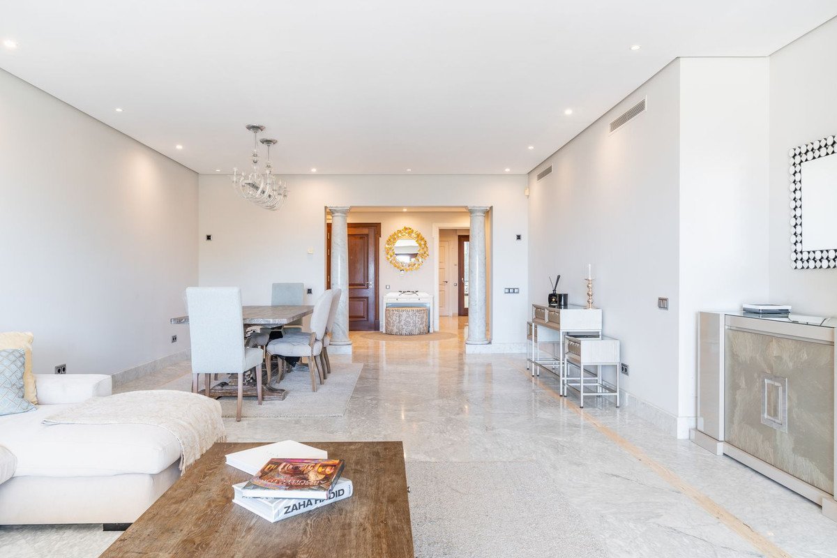 3 Bed Middle Floor Apartment in Los Monteros