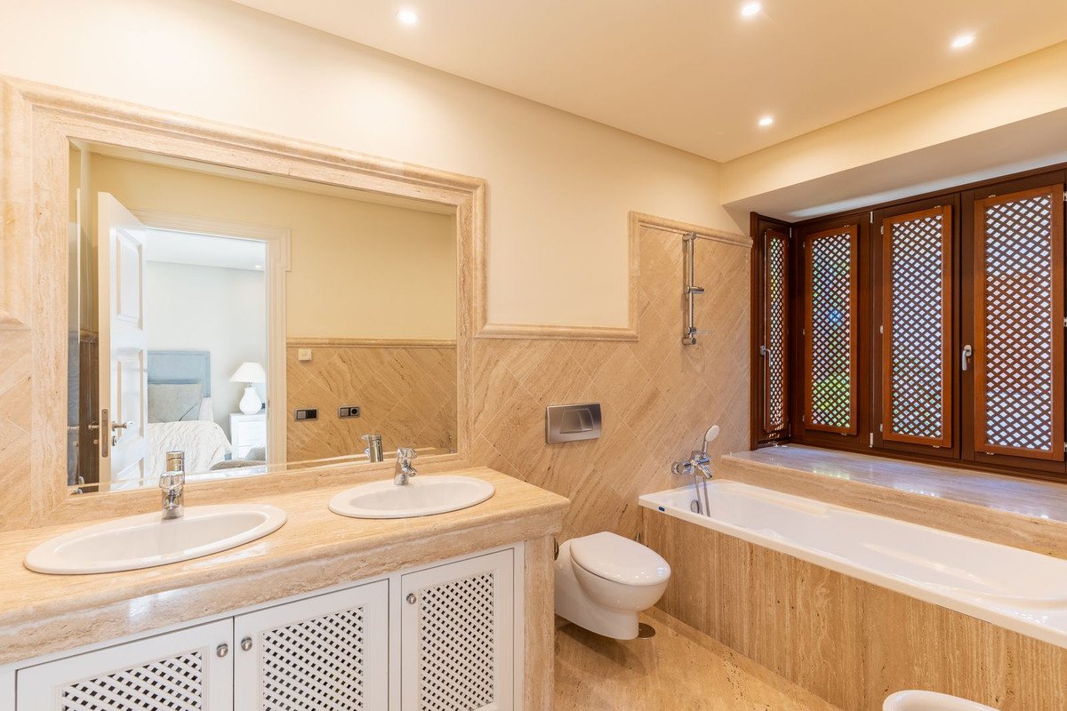 3 Bed Middle Floor Apartment in Los Monteros