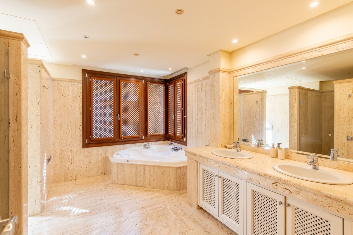 3 Bed Middle Floor Apartment in Los Monteros