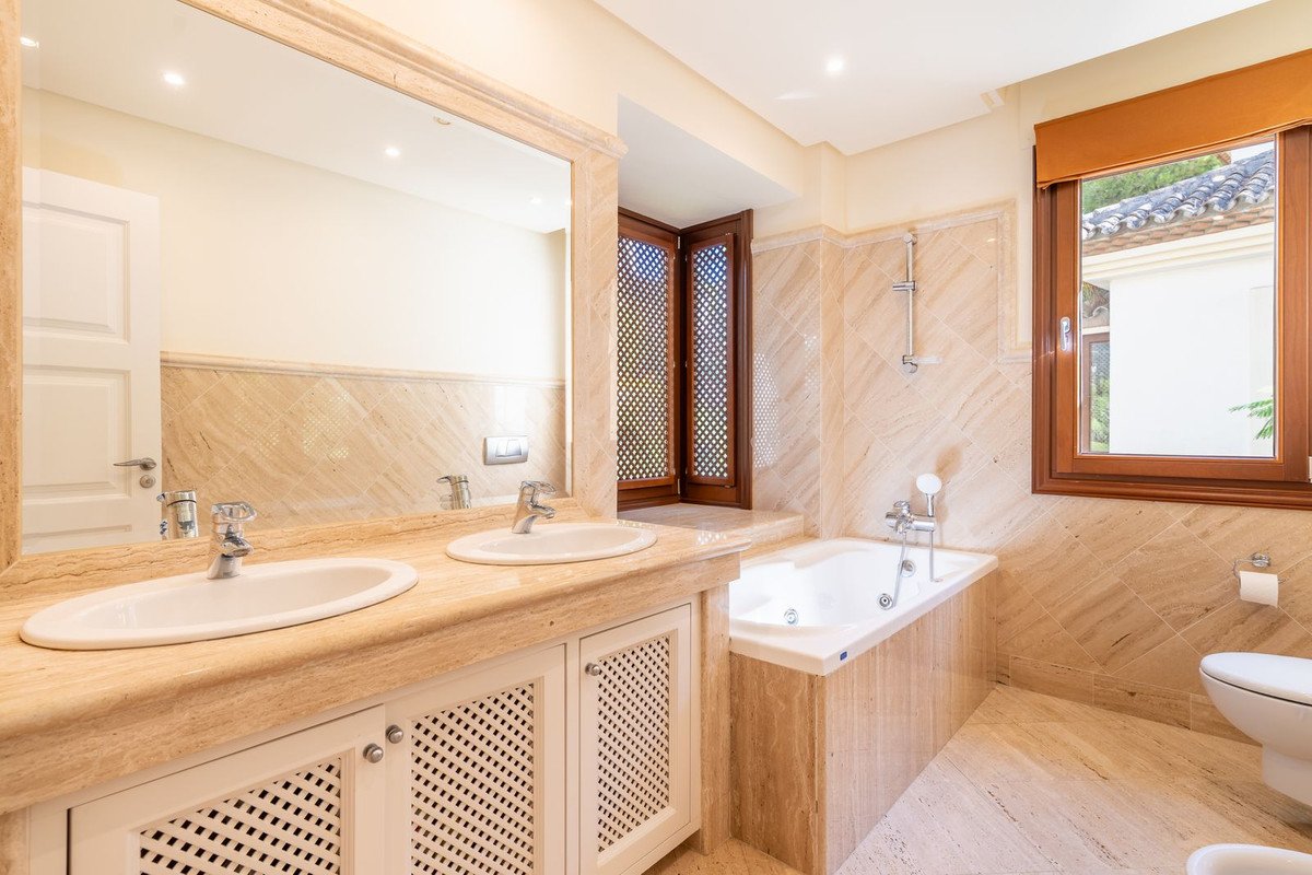 3 Bed Middle Floor Apartment in Los Monteros