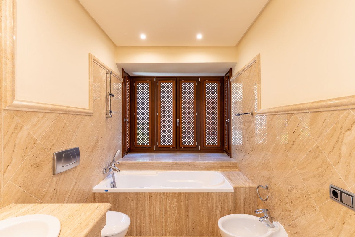 3 Bed Middle Floor Apartment in Los Monteros