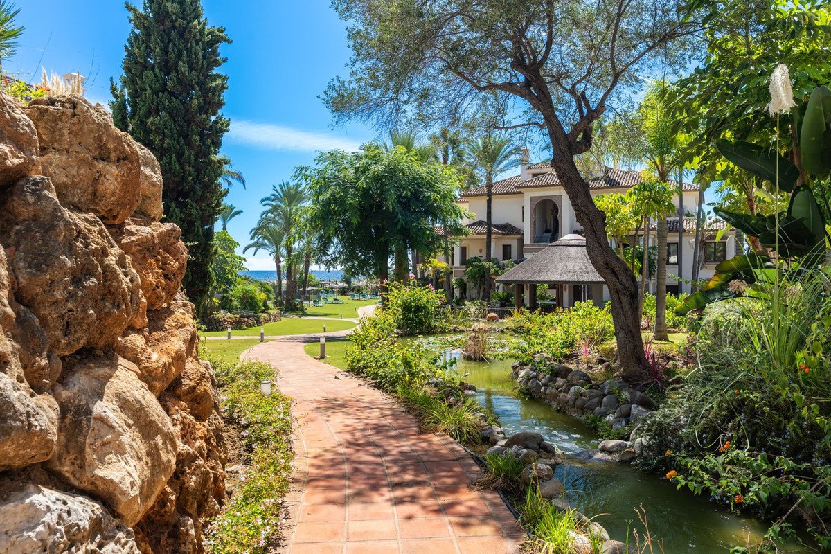 3 Bed Middle Floor Apartment in Los Monteros