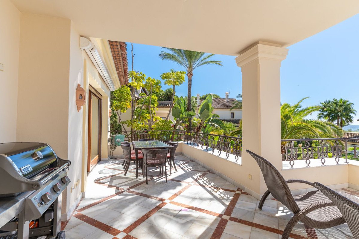 3 Bed Middle Floor Apartment in Los Monteros