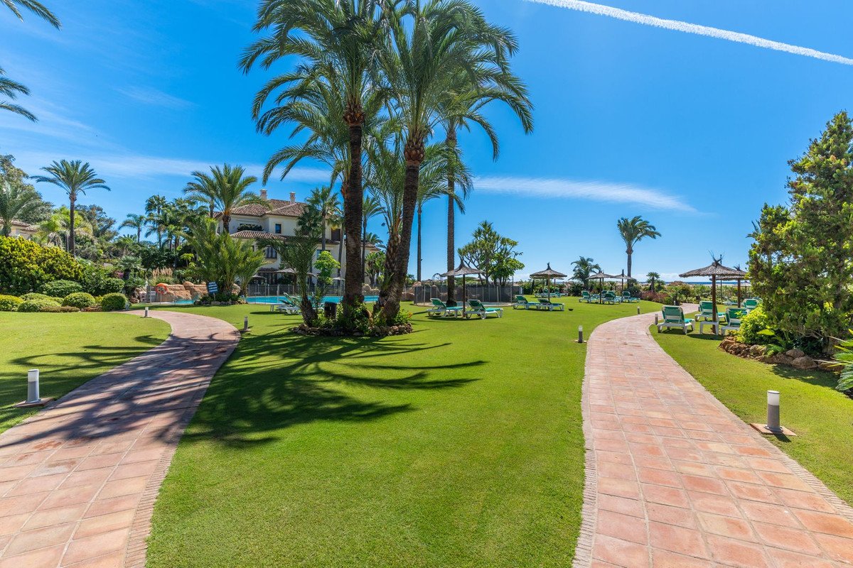 3 Bed Middle Floor Apartment in Los Monteros