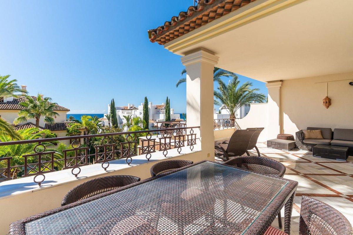 3 Bed Middle Floor Apartment in Los Monteros
