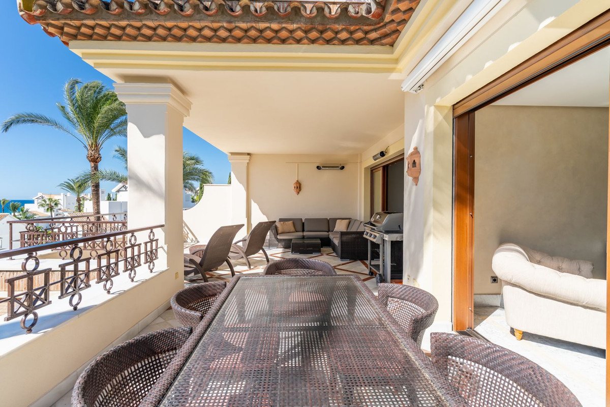 3 Bed Middle Floor Apartment in Los Monteros