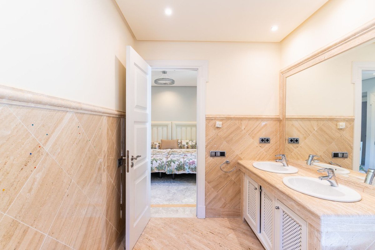 3 Bed Middle Floor Apartment in Los Monteros