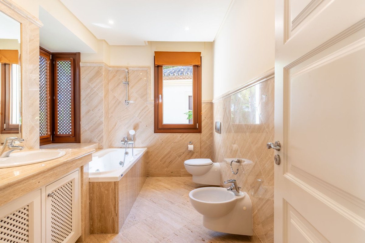 3 Bed Middle Floor Apartment in Los Monteros