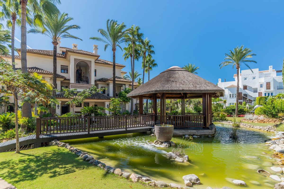 3 Bed Middle Floor Apartment in Los Monteros