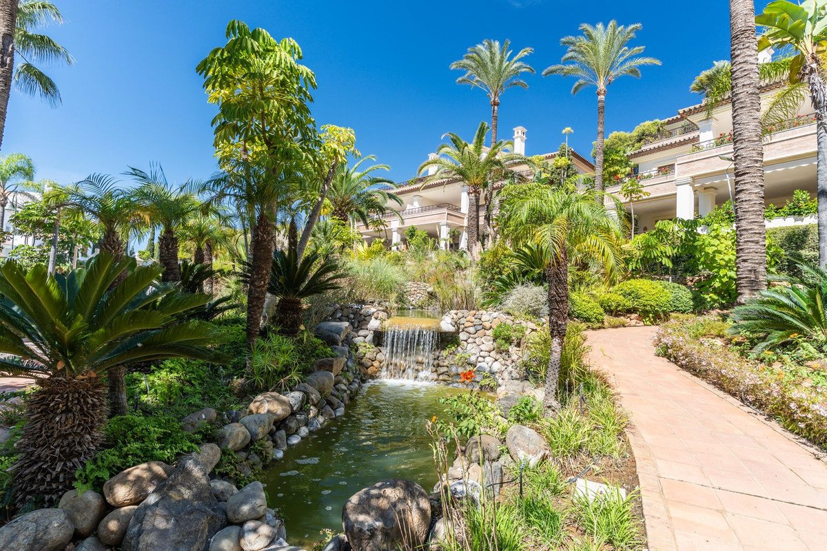 3 Bed Middle Floor Apartment in Los Monteros
